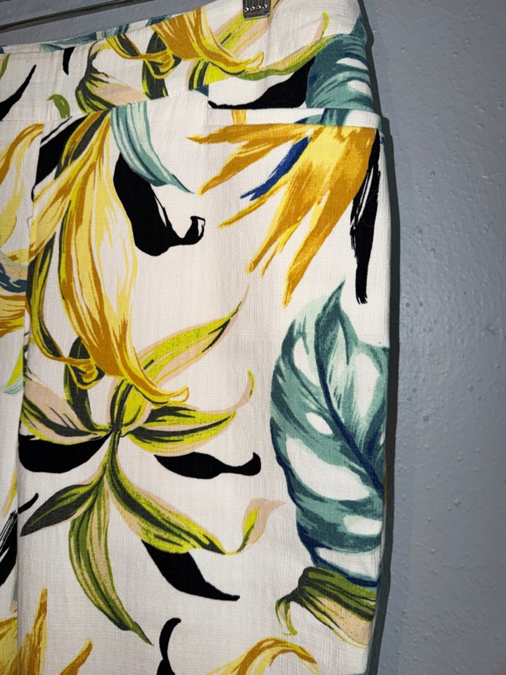 Chico's White Cropped Floral Print Ankle Pants New without Tags - Picture 3 of 4